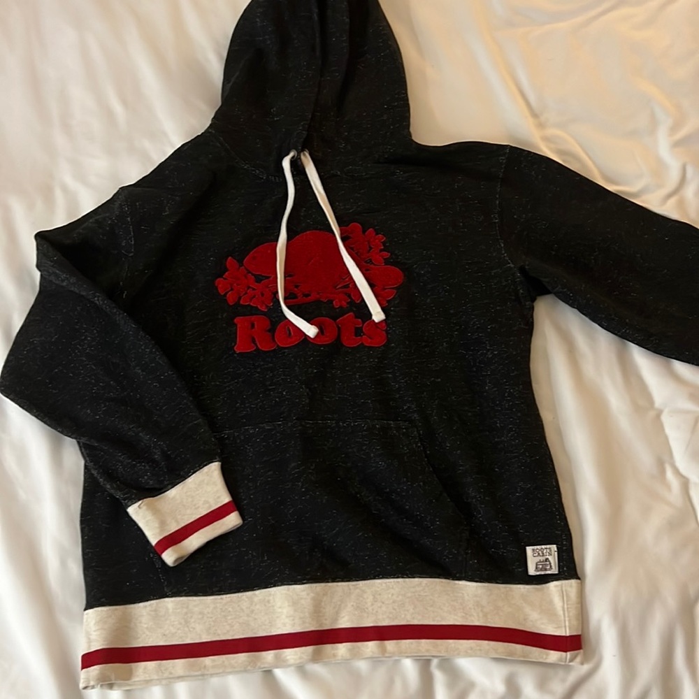 Roots sweater size M